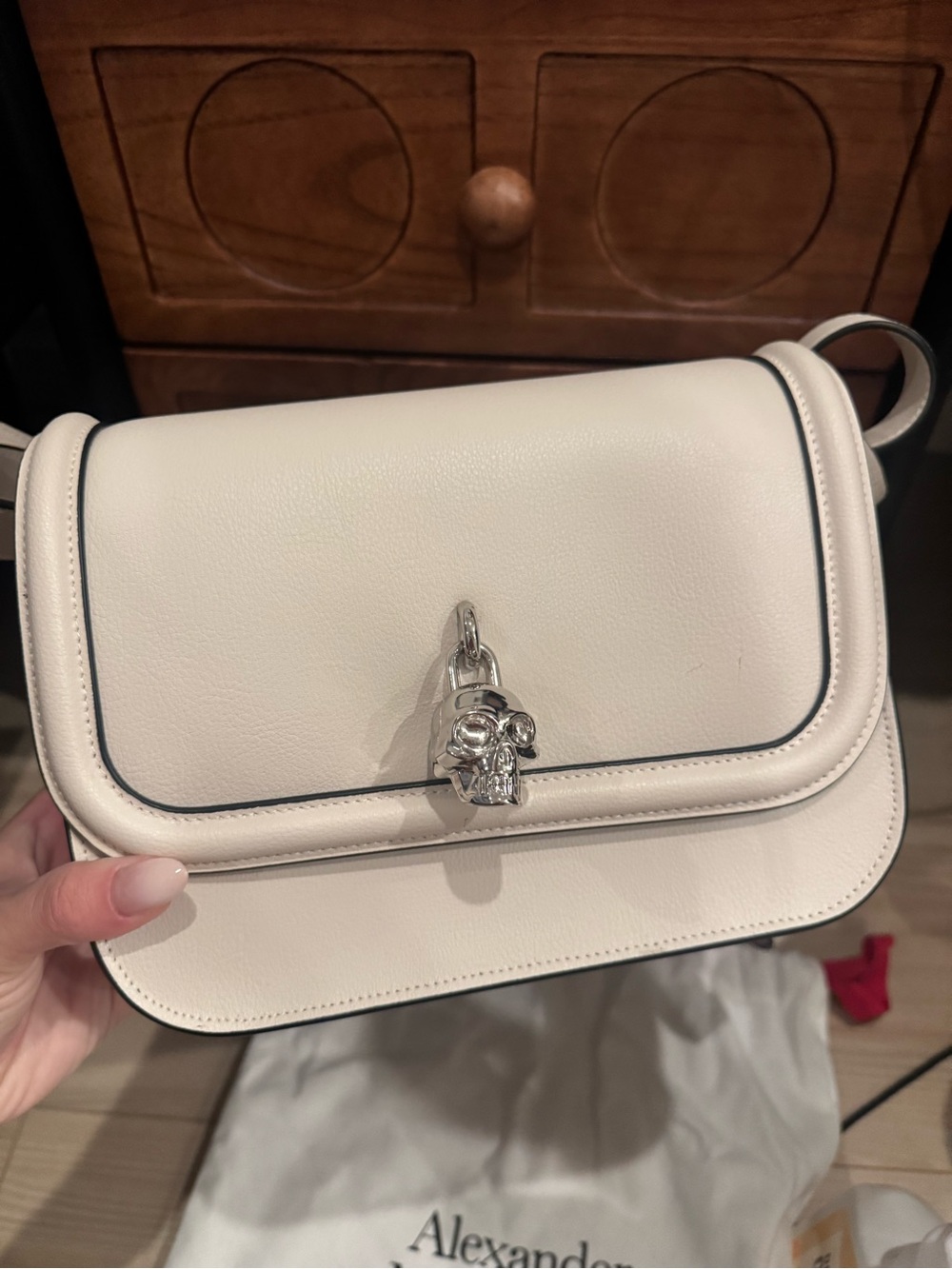 Alexander McQueen Skull Padlock Shoulder Bag. - Picture 8 of 8
